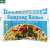 Samyang Ramen Kyckling. En portion nudlar tillsammans med en kryddmix tar bara ett par minuter att tillreda.
