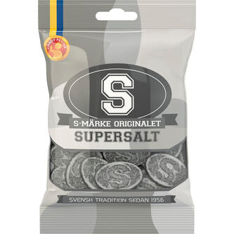 Candy People S-märke Supersalt är en klassisk favorit bland svenskarnas godis. Smak av saltlakrits och väldigt salta.