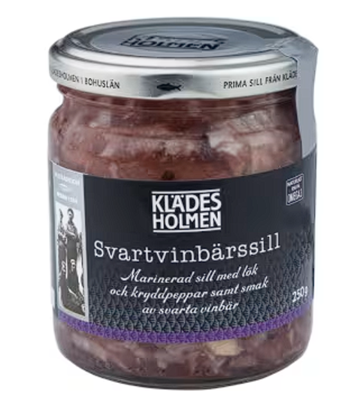 Klädesholmen Svartvinbärs Sill är en utsökt sill med smak av lök, kryddpeppar och såklart svarta vinbär.